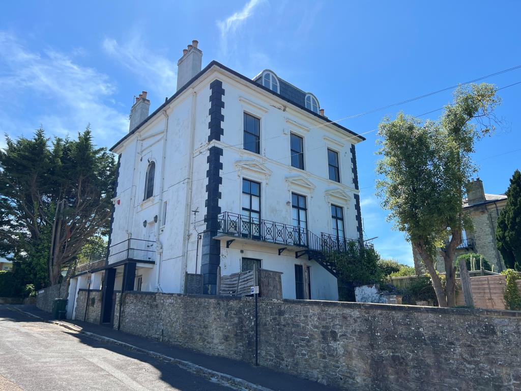 Lot: 89 - GARDEN FLAT FOR INVESTMENT OR OCCUPATION - Rear and side view